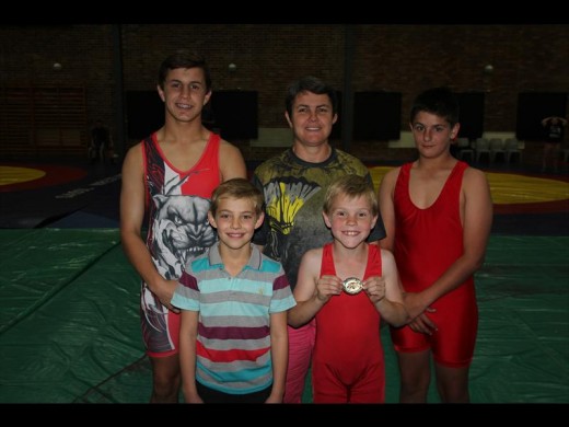Voor is Jaden Grobler en Jordan Webb. Agter is Nathan Webb, me. Elma Webb (spanbestuurder) en Stoffel Schutte.