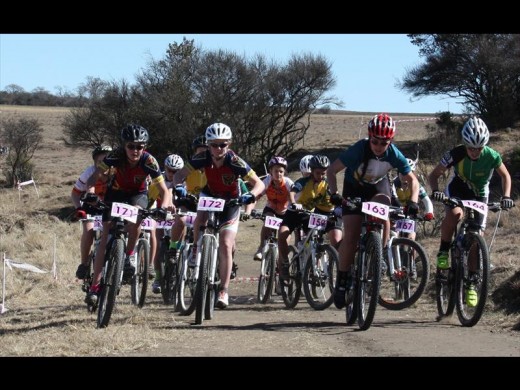 Marnique de Swardt from Hoërskool Secunda (leagues category leader on 163) at the youth women’s start, with Tamryn Hawley (172) and Kyla Hamer (171) of Uplands College and Monique Swart (164) of Nelspruit.