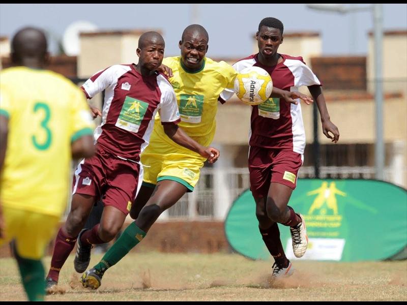 Solomon Dhladhla (maroon) of Sizwakele Secondary School gives the opponents a tough time.