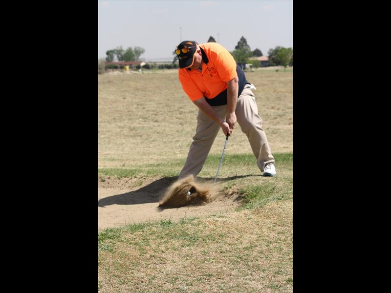 Jopie de Jonge van Welkom speel ’n hou uit die sand tydens Palm-Oord Residentia se geborgde gholfklub Saterdag by Bethal Gholfklub.