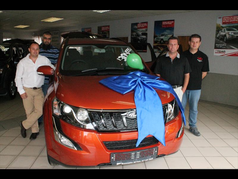 Mnre. Bruce Zwarts, Hashim Cassim, Charles Bodenstein en Petrus Ras van PWS Motors by die nuwe Mahindra XUV 500 tydens die bekendstelling.