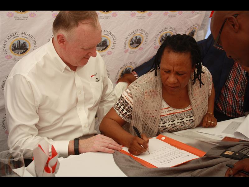 Joy Global Africa’s regional president, Mr Simon Pickup, and the acting executive mayor of the Govan Mbeki Municipality, Ms Thandi Ngxonono, sign the documents for two vehicles that were donated to the Leandra Fire Station.