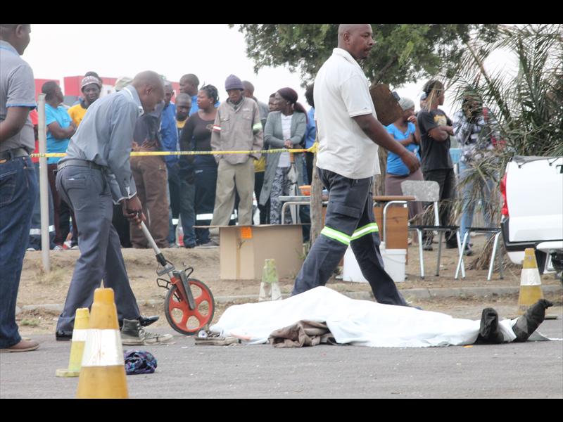 Det Const Buti Lebitse and W/O Bongani Mtshweni work on the scene.