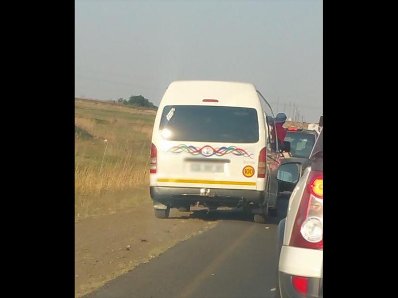 Een van die taxi’s wat aan die linkerkant ander motors verbysteek en voor motoriste wat vir ure in die verkeer gesit het, probeer indruk het.