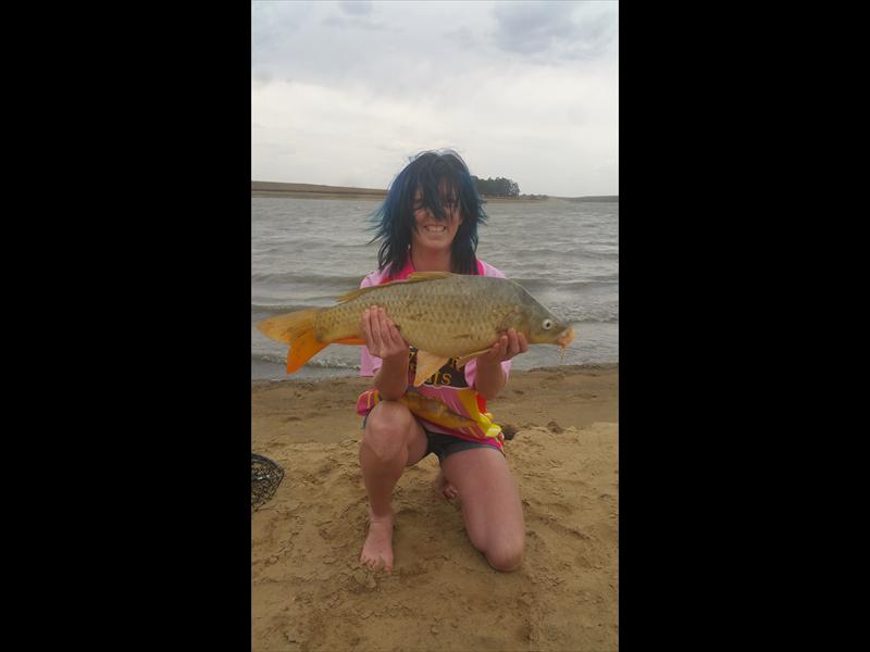 Ilda Dalton het die tweede grootste karp (3,7kg) vir die dag gevang tydens Die Lekker Sosiale Hengelklub se algemene maandelikse klubkompetisie Saterdag, 14 November.