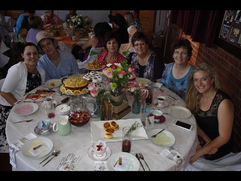 Die tafels moes volgens die tema, high tea, gedek word. Die beoordelaars het behoorlik kopgekrap om die mooiste tafel te kies. Hier is Daleen Joubert, Christelle van Dyk, Anne-Marie Greyling, Frieda en Mignon en Minette Prinsloo.