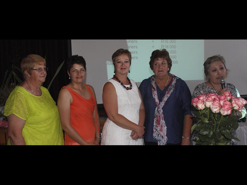Van die bestuur van Helpende Hand Bethal verwelkom vroue by die tee. Hulle is me. Elsie van Rensburg, me. Annelize Dell, me. Magdel Purcocks, me. Sanette Henning en me. Alisha de Lange.