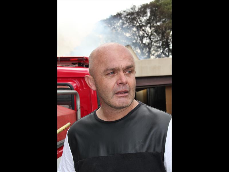 Mnr. Chris de Bruto kon nie die trane keer toe hy hoor die brandweer het reeds op ’n lyk afgekom. Hy was getraumatiseer en wou die gesin uit die vlamme probeer red.
