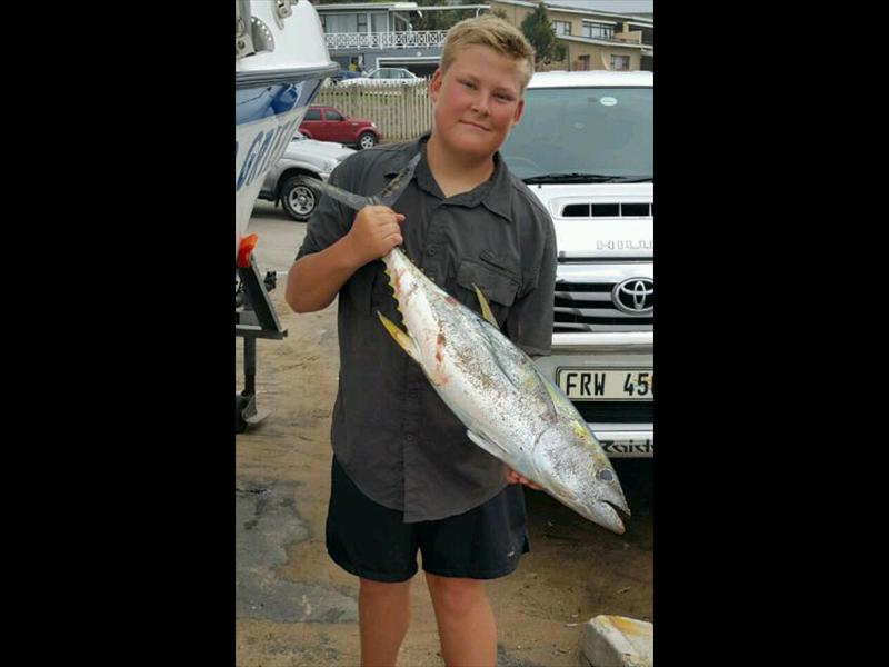 Johandré Deacon saam met die geelvintuna wat hy onlangs gevang het.