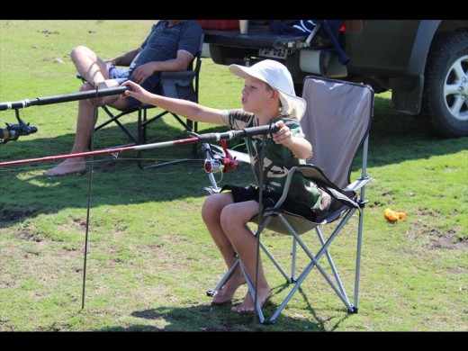 Jaiden van der Westhuizen (9) hou sy visstokke dop en hoop die visse gaan byt.