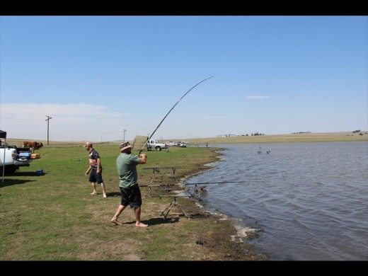 Hennie Neethling het vinnig opgespring toe die alarm afgegaan het, maar dié keer het die vis weggekom. Hy en Voeta Matthee wat saam met hom gehengel het, het teen 10nm reeds vyf visse gevang.