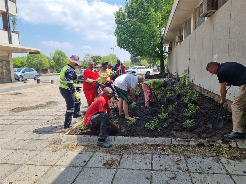 Evander Ratepayers Association plants flowers for Arbor Day | Ridge Times