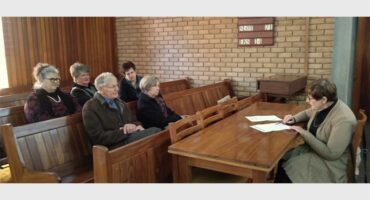 A group of people sitting in a courtroom.