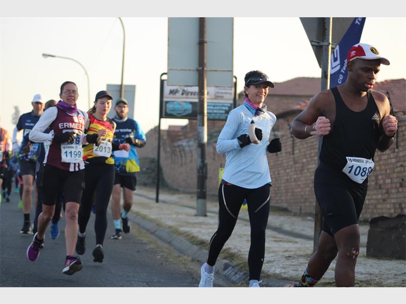 A group of runners are running in a marathon.