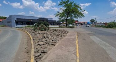 Die driehoek naby die Nestlé-brug nadat AfriForum skoongemaak het en gras gesny het.