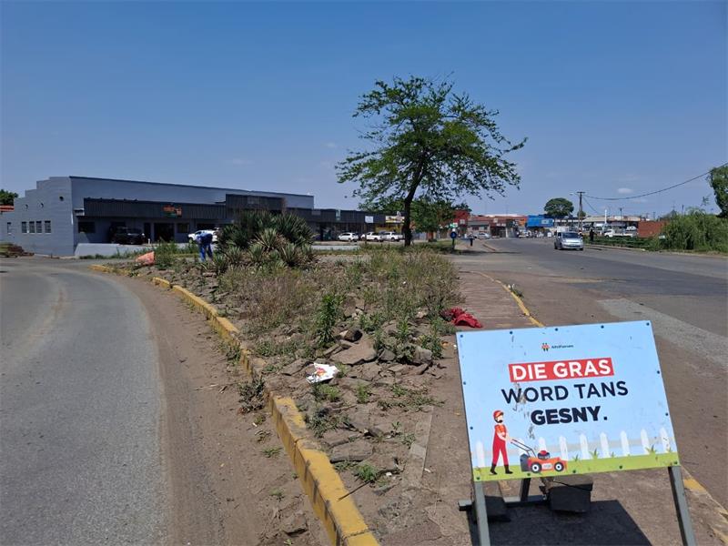 DESCRIPTION: AfriForum het by dié driehoek naby die Nestlé-brug skoongemaak
