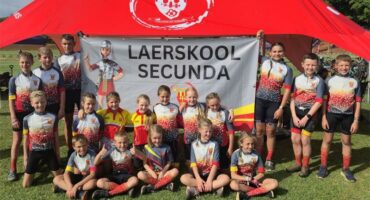 Group of children with a banner of Laerskool Secunda.