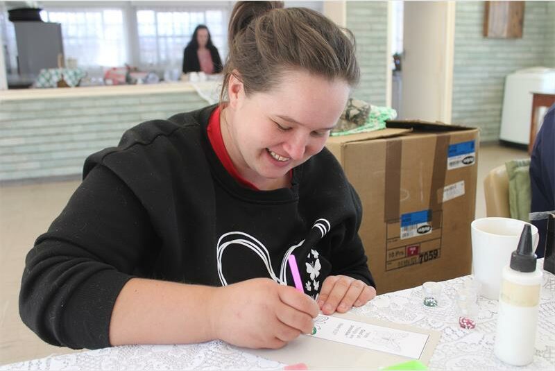 Beskrywing: Zeldine Strydom doen Diamond Dot.