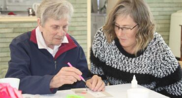 Beskrywing: Marinda Visser help Marietjie Swart.