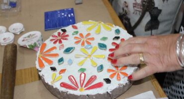 'n trapsteen met blomme patroon