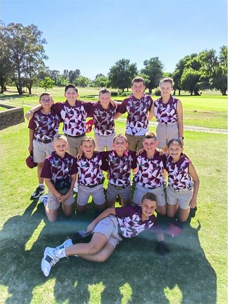 group of junior golf players