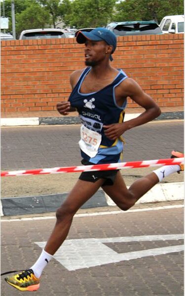 Tsiyamo Lephoto of Sasol Athletics Club wIns the 21km of Secunda Mall’s Take Heart race on October 18