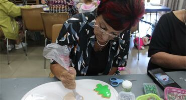 woman pipes a cookie