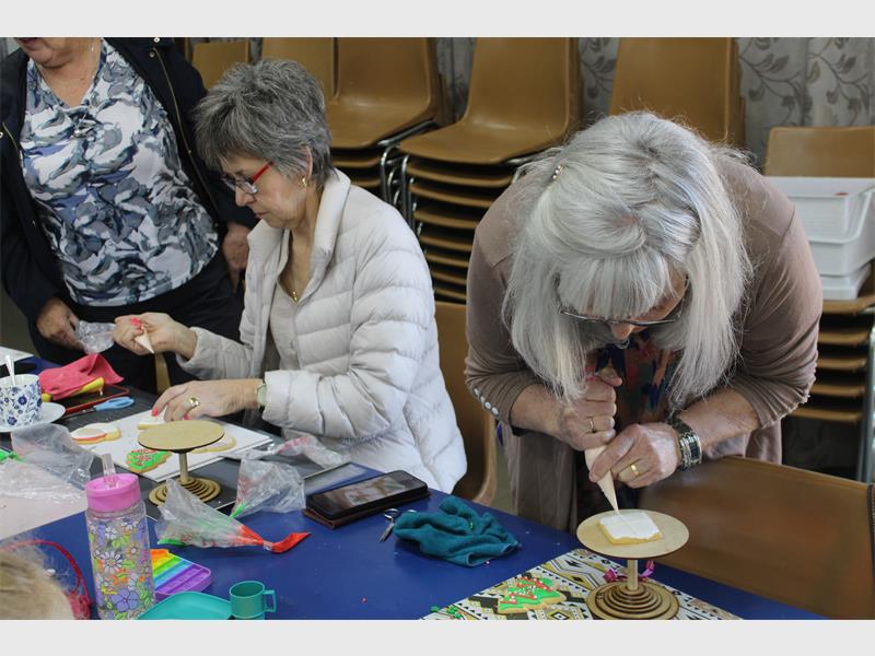 women pipe christmas cookies
