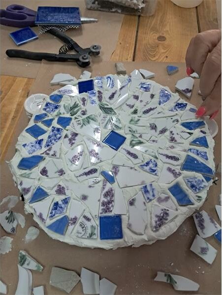 'n trapsteen met wit en blou mosaiek