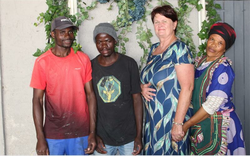 Annelie Ackermann en haar personeel, Lorens Banda, RIdchart Banda en Selina Mofoking by die Malakkya Kampterrein op Charl Cilliers.