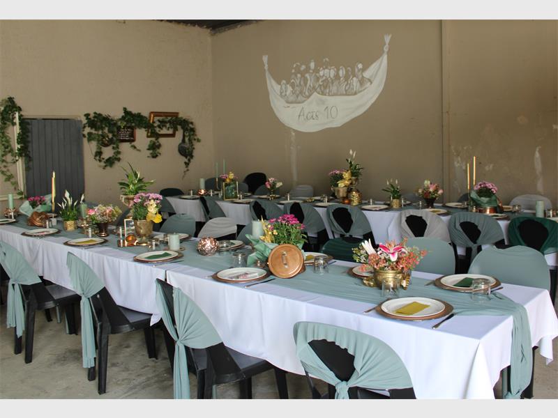 Die tafels by die Malakya Kampterrein op Charl Cilliers is gedek tydens ’n kamp in November.