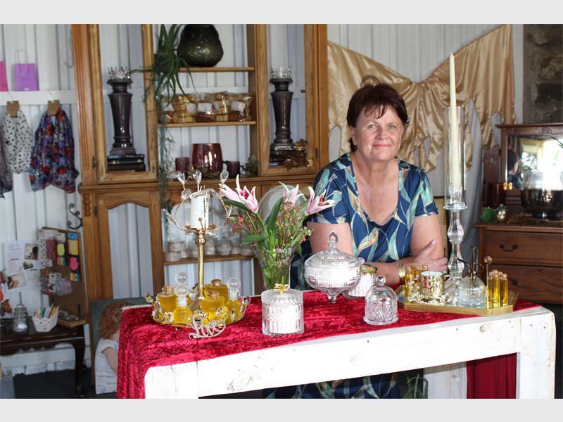 Annelie Ackermann in die winkeltjie wat sy by die Malakya Kampterrein oopgemaak het wat ’n verskeidenheid van geestelike geskenke verkoop.