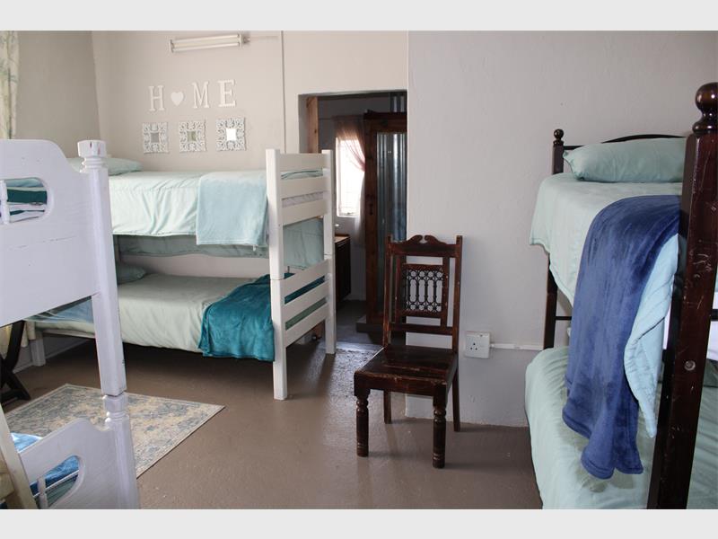 Van die kamers kan agt mense huisves, terwyl daar ook kamers is waar net twee mense moet deel.