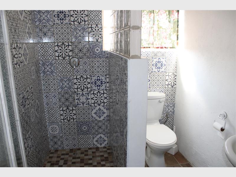 Een van die kamers se badkamers by die Malakya Kampterrein op Charl Cilliers.