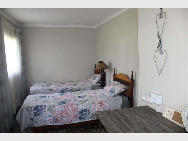 DESCRIPTION: Een van die keurig-versierde kamers by die Malakya Kampterrein op Charl Ciliers