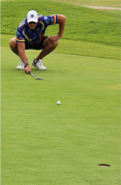 DESCRIPTION: Henry Brooks beplan hoe hy die bal geslaan by Hoërskool Evander se gholfdag op 1 November.