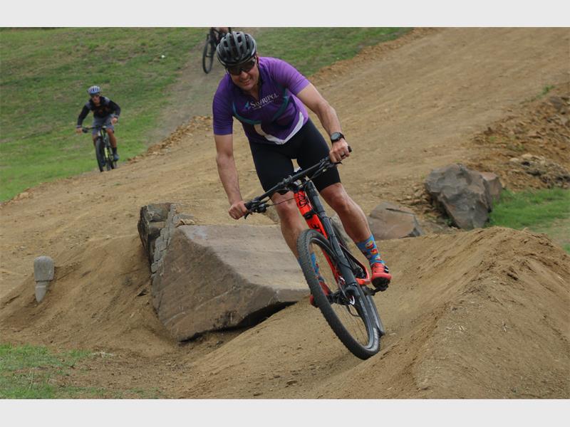 Jaco Jansen van Vuuren toets die nuwe bergfiets-baan wat in die groen area by Hoërskool Secunda gebou is, uit.
