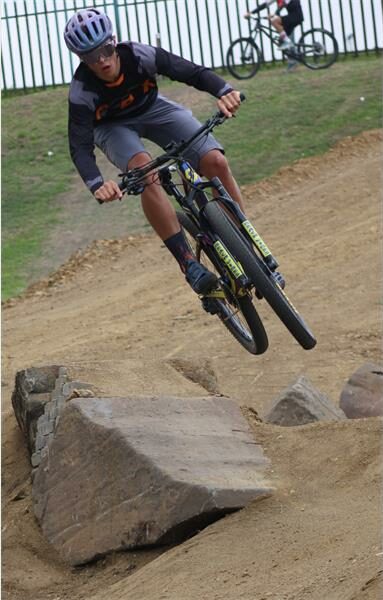 Zander Ferreira wys sy vaardighede op die Groenstrook Gabbas se nuwe fietsry-baan op 15 November.
