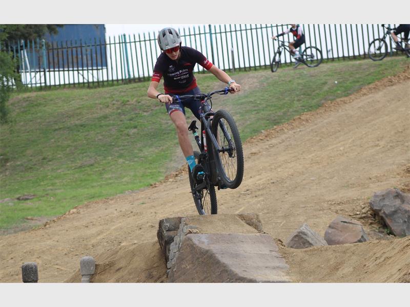 Jordan Muller konsentreer op 15 November by die opening van die Groenstrook Gabbas se splinternuwe bergfiets-baan in die groenstrook by Hoërskool Secunda