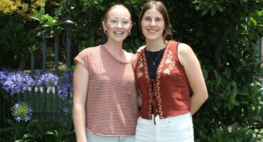 Juandri Fourie en Anina Jouberg gaan op 6 Desember vir 12 ure aanmekaar draf en stap om geld vir die SAFV Kinderhuis in te samel.