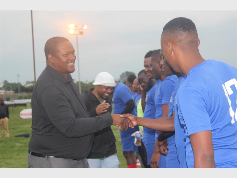 Cllr. Sifiso Mngemezulu greets players.