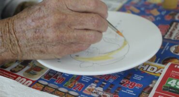 ’n bejaarde verf khoi visse.