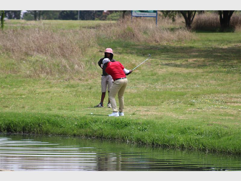 golfer aims to play across the river