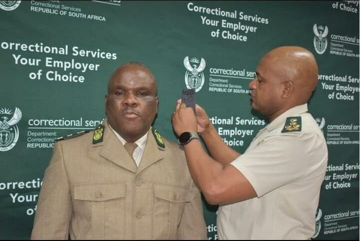 officer receives award from another officer