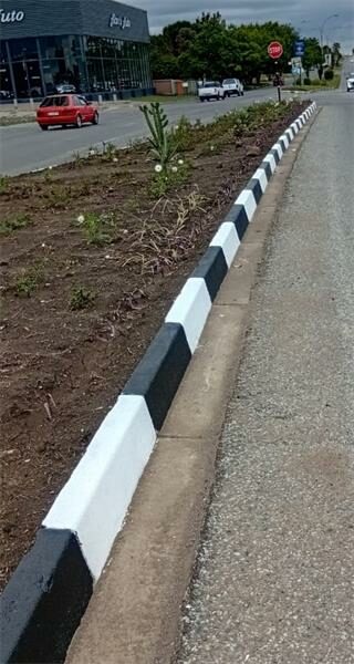 The flower beds in the main street of Kinross has a new look since the Kinross Community Forum started working on keeping it neat and clean.