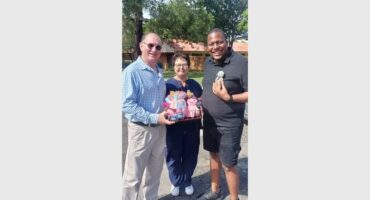 Beertjies word oorhandig.