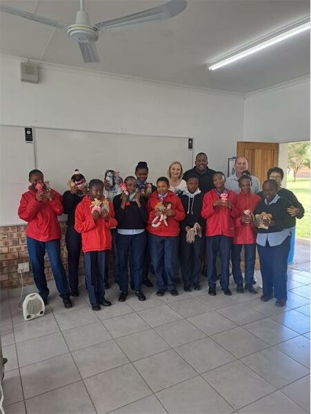 die leerders van George Hofmeyr met hulle beertjies.