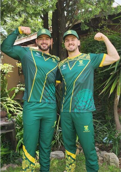 2 men flex their muscles