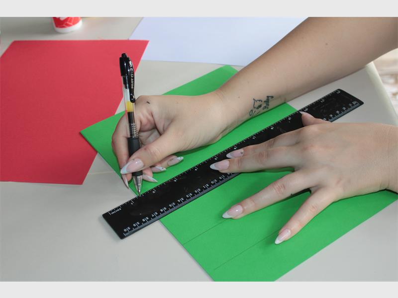 drawing lines on green paper