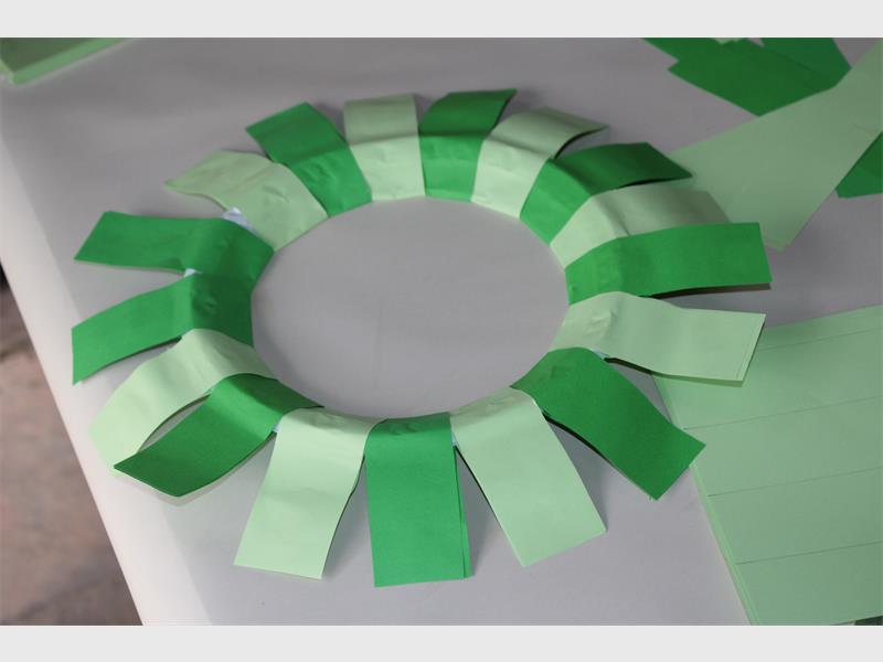 Dark and light green strips in a circle